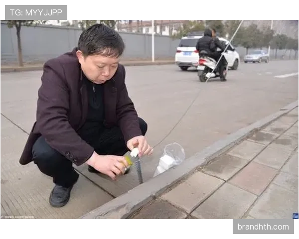 张博恒戴着能买房的表,蹲路边吃外卖,这画面我消化不了 张博恒戴着能买房的表,蹲路边吃外卖,这画面我消化不了
