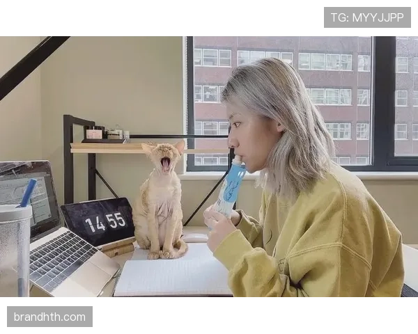 覃海洋训练完直接啃鸡胸肉,这自律看得我手里的奶茶不香了 覃海洋训练完直接啃鸡胸肉,这自律看得我手里的奶茶不香了